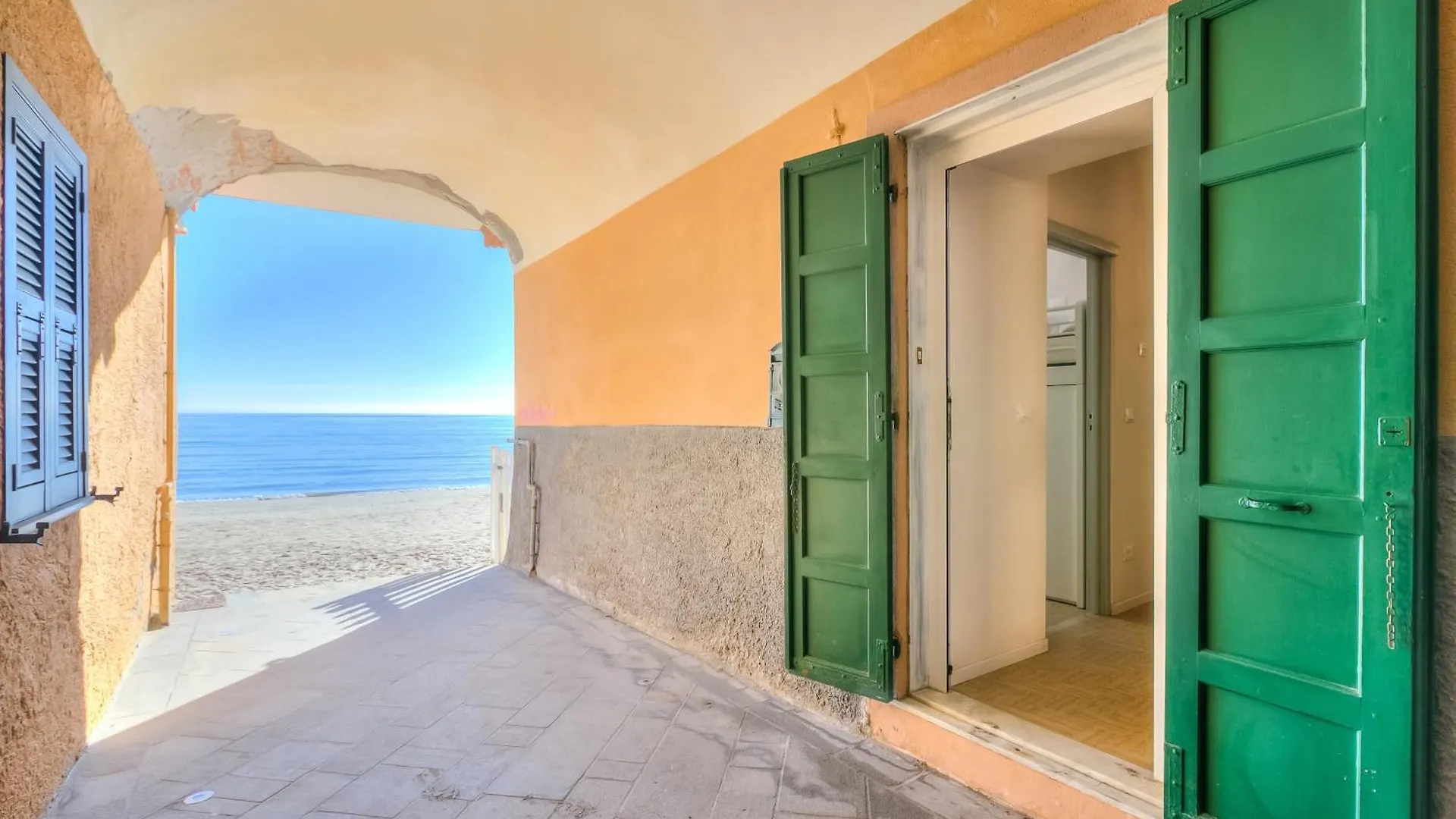 La Casa Sulla Spiaggia - On The Beach- Happy Rentals Алассио 0*,  Италия